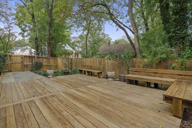 Building Photo - Beautiful 4 BR 3 BA home in quiet neighbor...