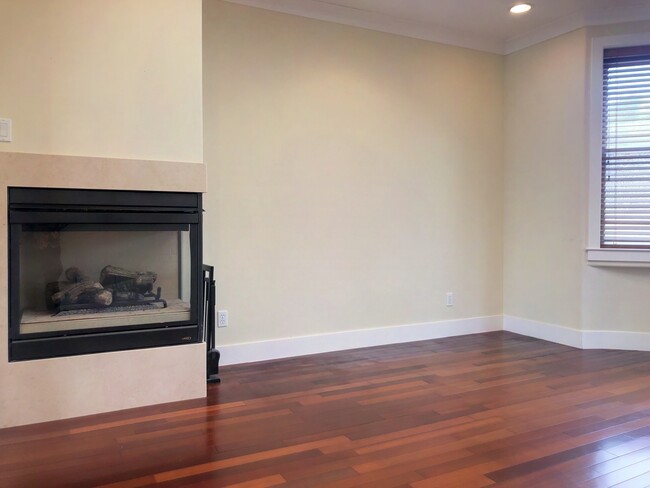 Building Photo - Tri-Level 3 Bed, 3 Bath Bernal Heights Tow...