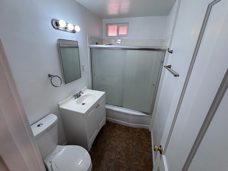 Building Photo - 1850 N Hollywood Way