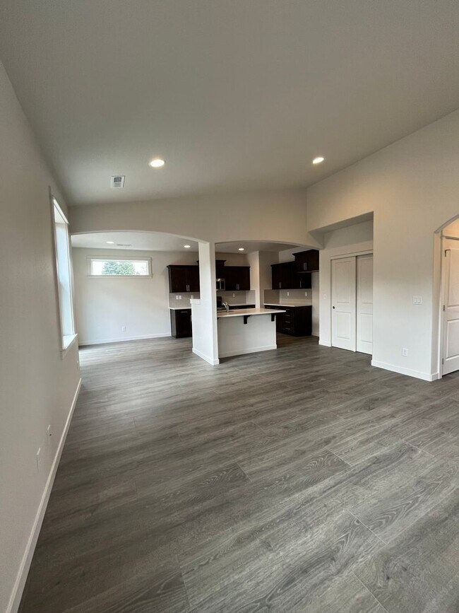 Building Photo - 3-bedroom 2-1/2 bathroom home