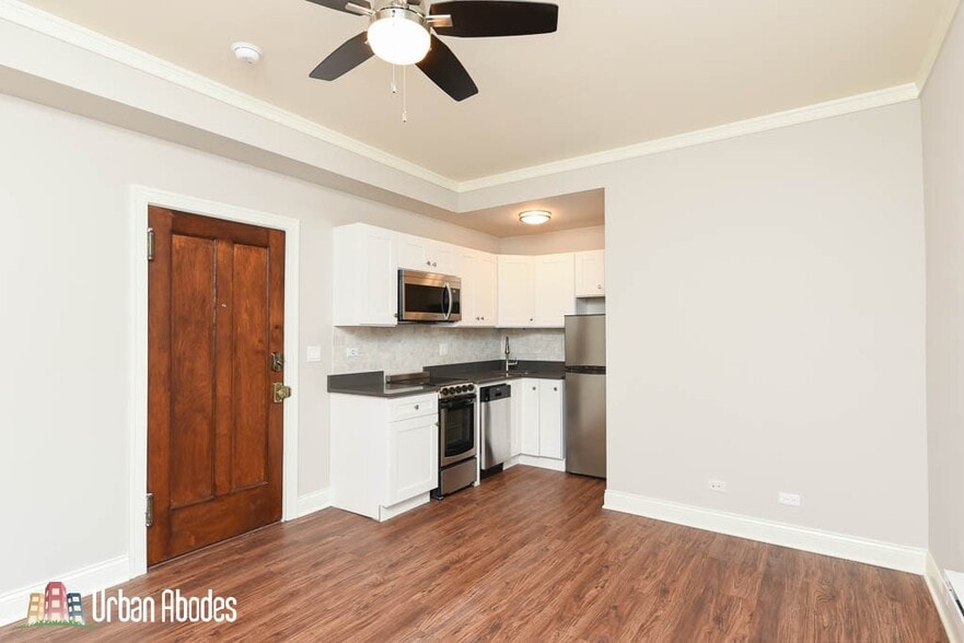 Building Photo - 645 W Wrightwood Ave