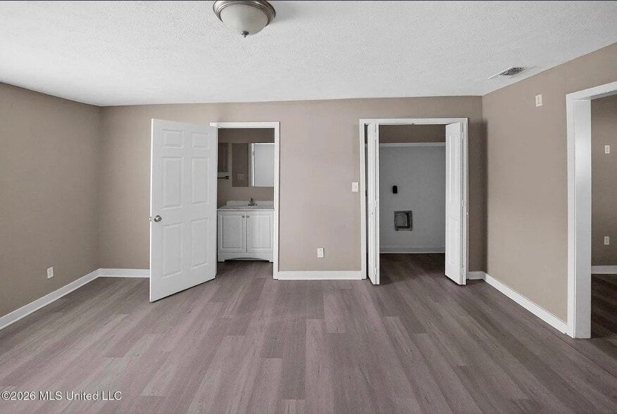 Building Photo - 2920 Lakewood Dr