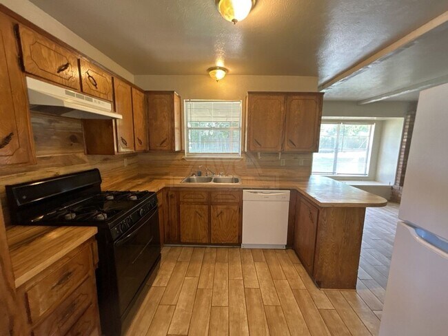 Building Photo - 2401 Mather Dr