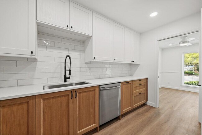 Building Photo - 7201 Chimney Corners