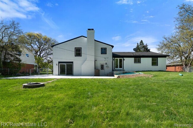 Building Photo - 30728 W 14 Mile Rd