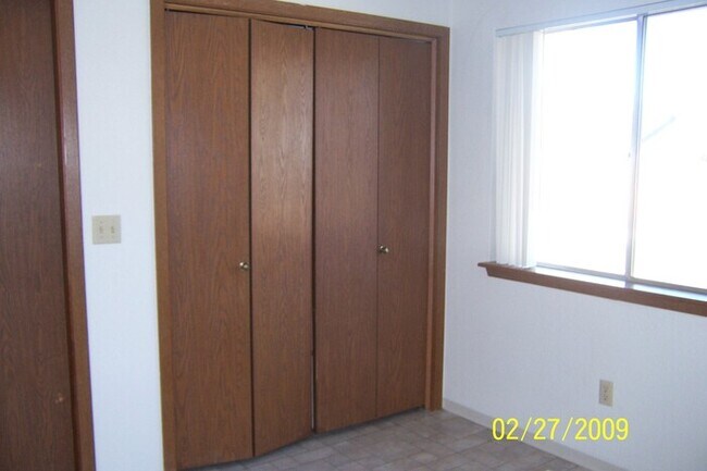 Building Photo - Single family 2 bedroom....