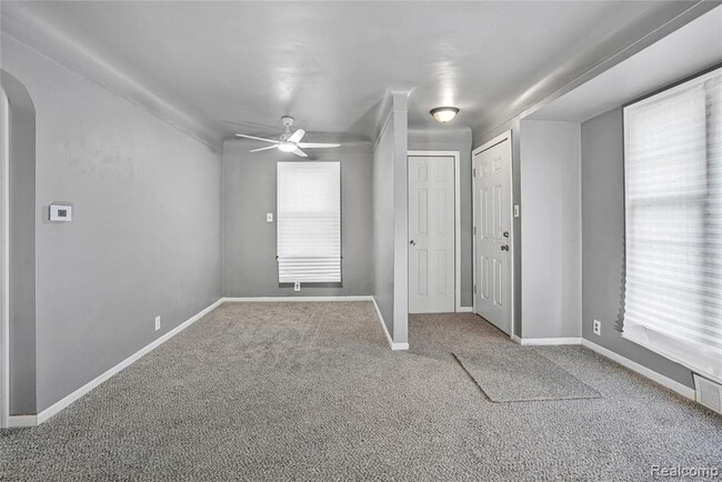 Building Photo - 1034 E Bundy Ave