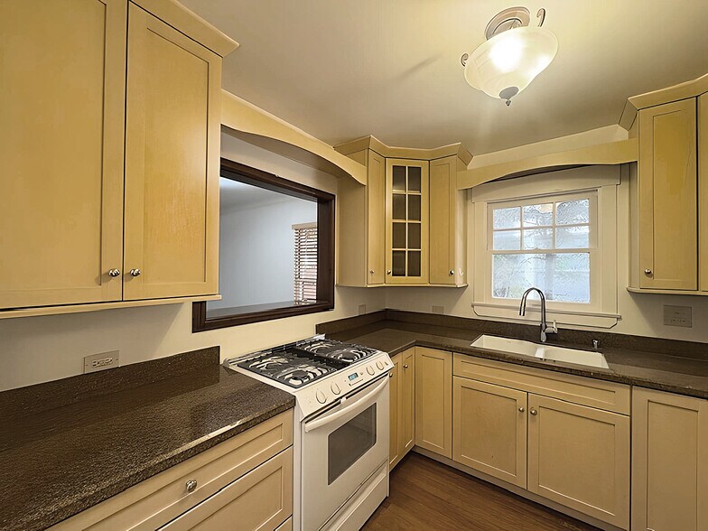 Building Photo - 618 1/2 N Beachwood Dr