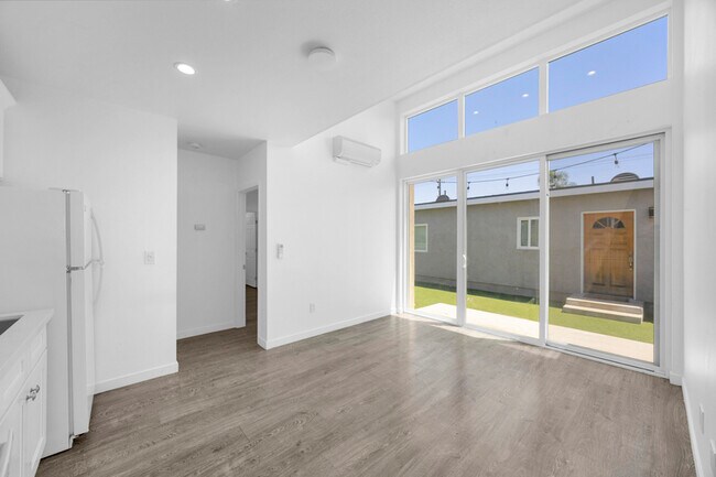 Building Photo - 572 N Cambridge St