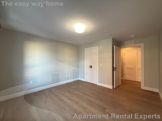 Building Photo - 9 Central St