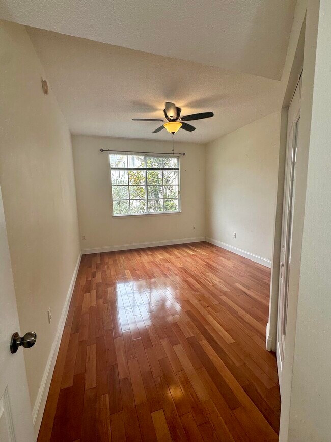 Building Photo - 3210 Myrtlewood Cir E