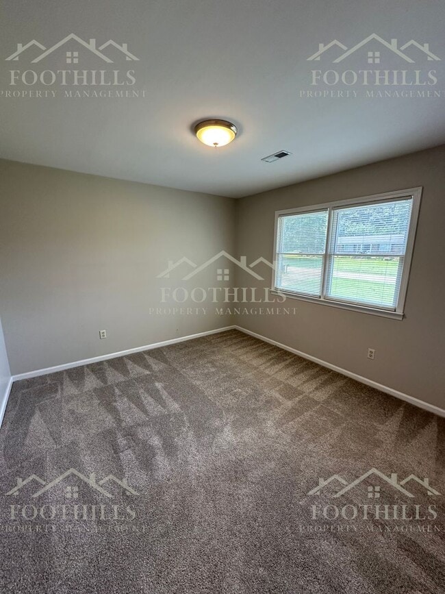 Building Photo - Comfort & Space in a Great Location! 3-Bed...