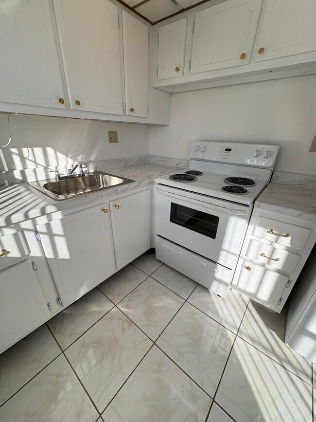 Building Photo - 230 Bedford E