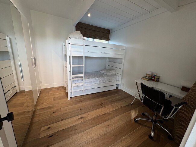 Building Photo - Great private location from this Fully ren...