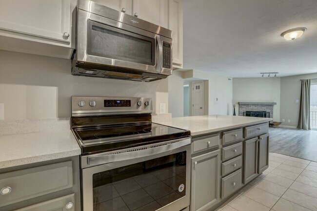 Building Photo - $1,600.00- 2 Bed 2 Bath Condo in Lakewood with in-unit laundry!