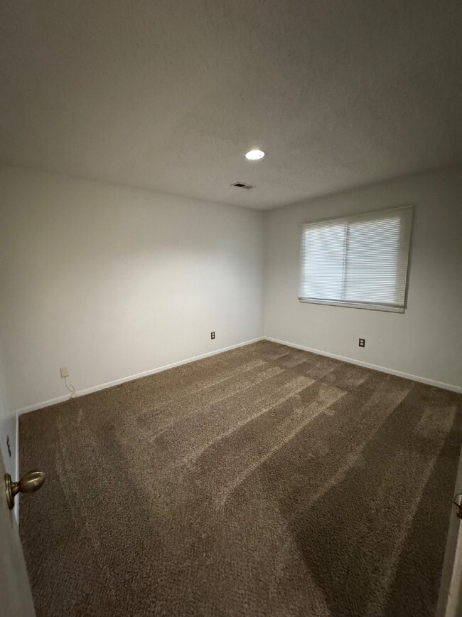 Building Photo - 1 bedroom apartment with in-unit laundry, ...