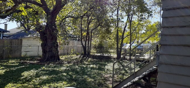Building Photo - Spacious 3 Bed, 1 Bath Near Historic Fairmount- 76104