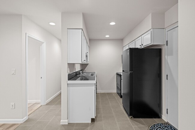 Building Photo - Newly Renovated Condo!