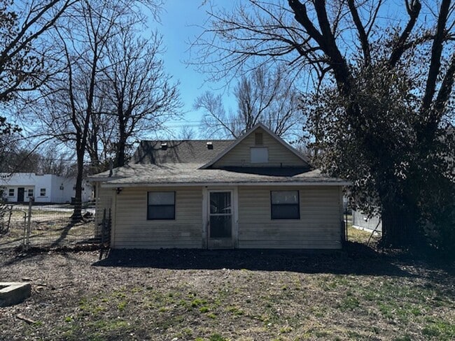 Building Photo - Three bed one bath home in central Springfield
