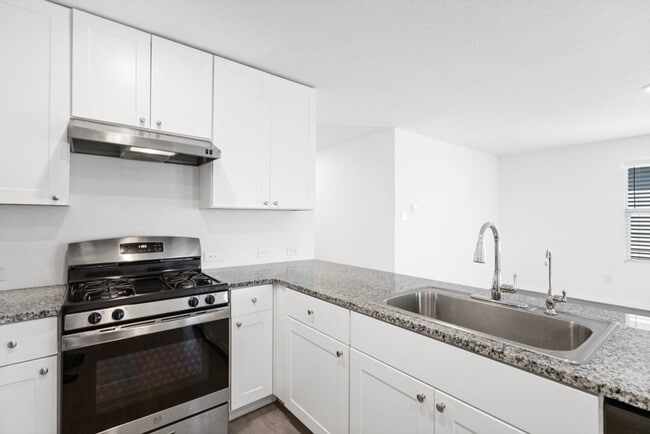 Building Photo - Charming Home Awaits: Spacious & in a Prime Location