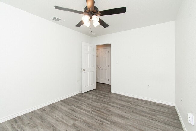 Building Photo - 527 Lost Trl