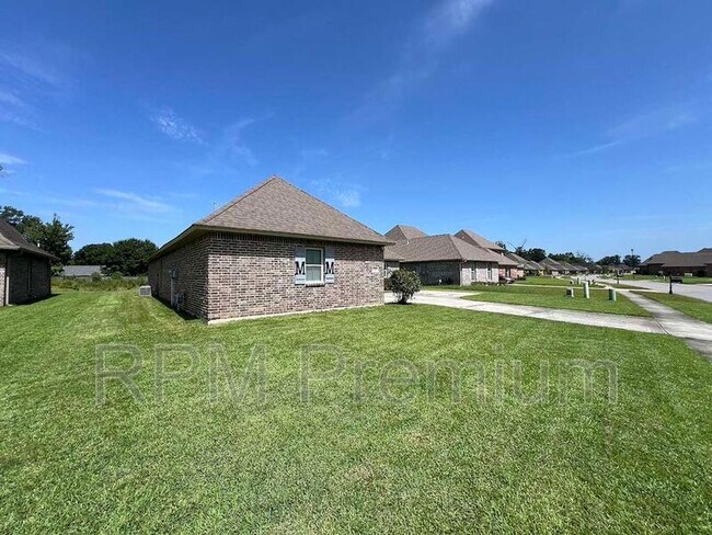 Building Photo - 18063 River Landing Dr