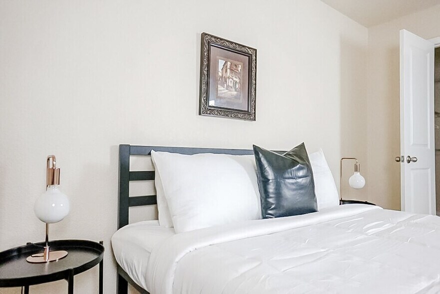 Building Photo - 12701 N Pennsylvania Ave