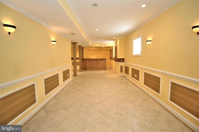 Building Photo - 5905 Lone Oak Dr