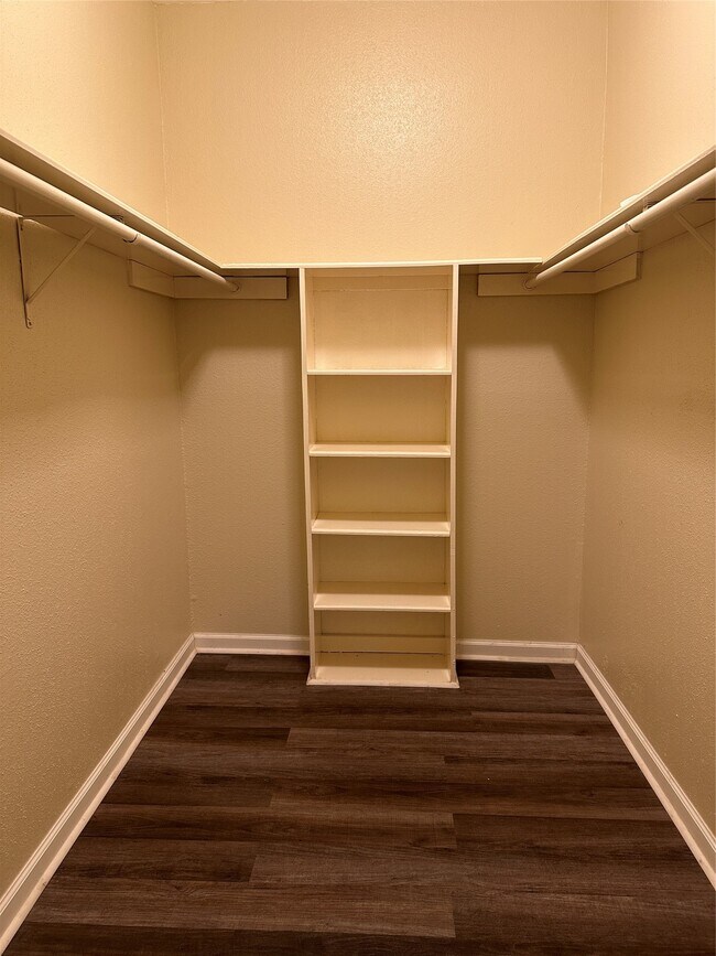 Building Photo - 9009 Richmond Ave.