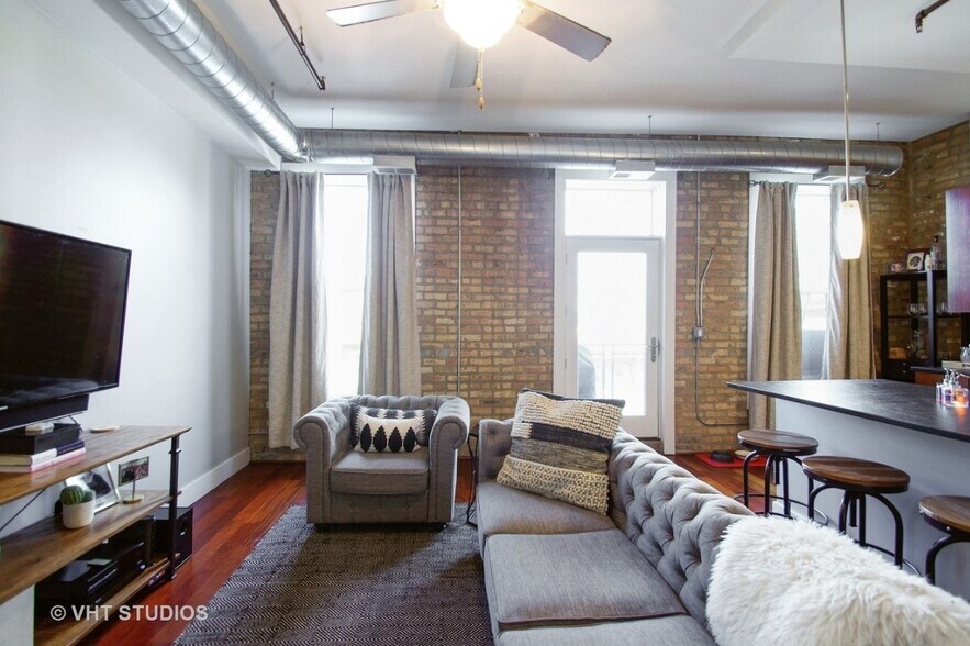 Building Photo - 3133 N Lakewood Ave