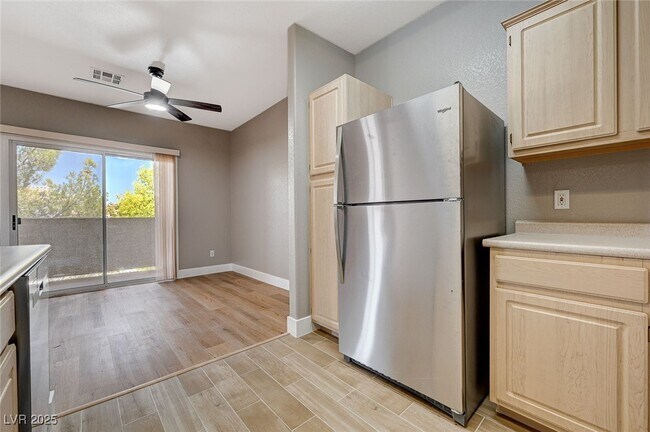 Building Photo - 855 N Stephanie St