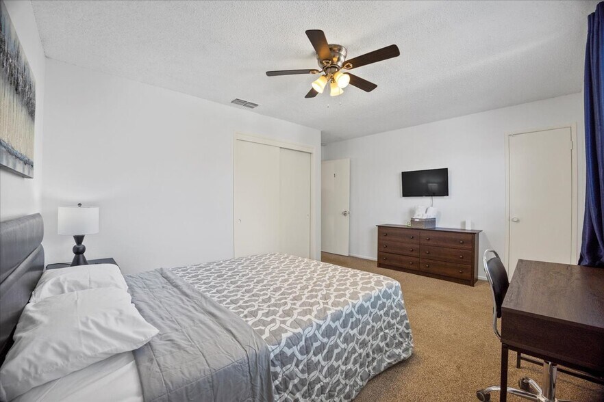 Building Photo - 4225 Parkwood Ct