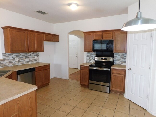 Building Photo - Large 4 bed house with master downstairs and 2 car garage on a cul- de-sac. Golf course community...