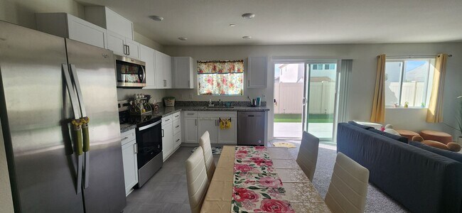 Building Photo - Beautiful 3 Bedroom 2.5 Bathroom Home in E...