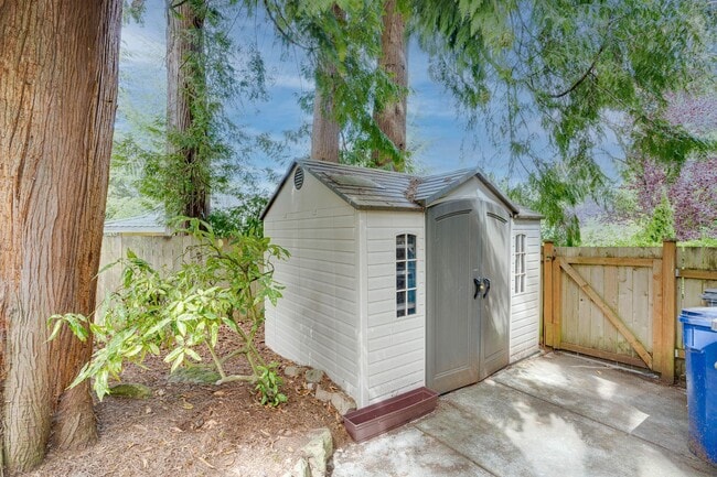 Building Photo - Beautiful 5 bed 3 bath Kirkland single fam...