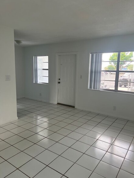 Building Photo - 374 Sunshine Dr