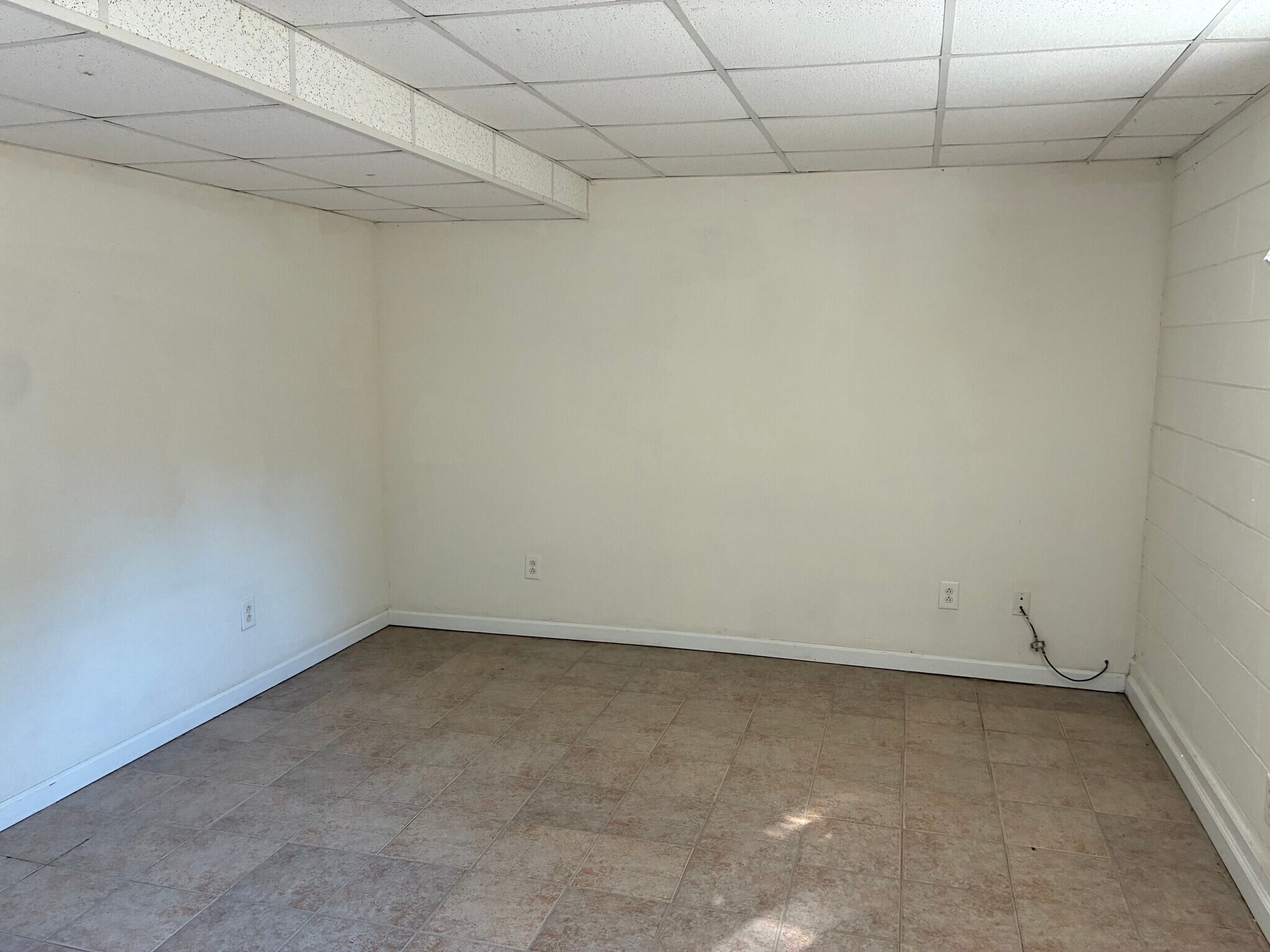 Building Photo - Room in House on Hillsborough St