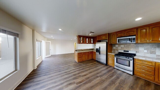 Building Photo - Remodeled! LARGE Living Room!
