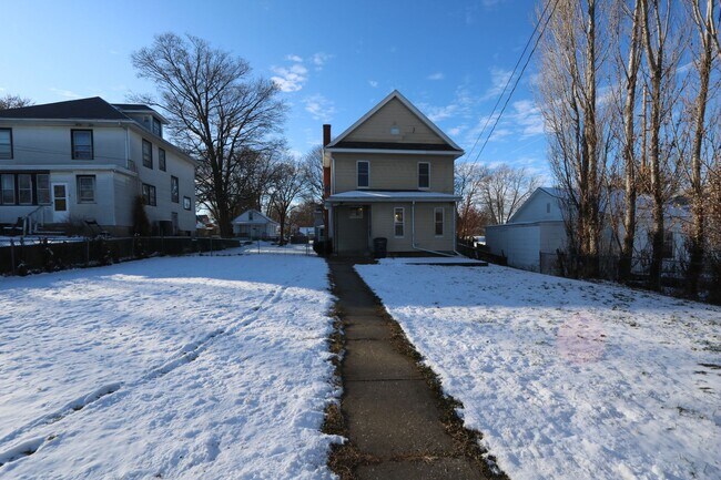 Building Photo - 104 S Garfield Ave