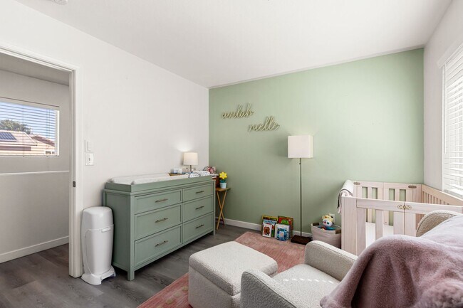 Building Photo - Beautifully Updated 3 Bedroom Southeast Ve...