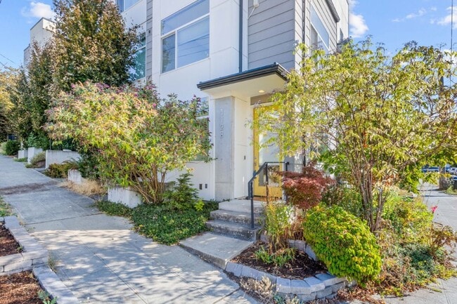 Building Photo - 2Bd/1.75Ba Seattle Townhouse
