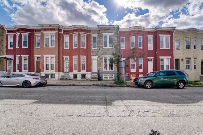 Building Photo - Beautifully Updated Townhome in Prime Loca...