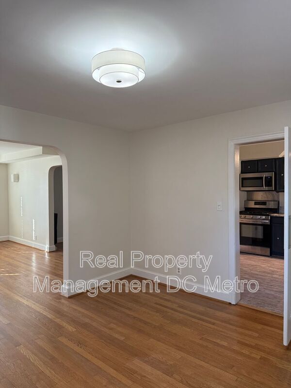 Building Photo - 4433 South Dakota Ave NE