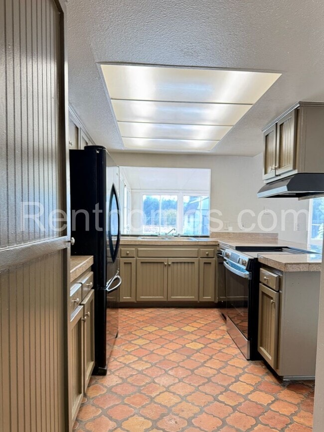 Building Photo - 15917 Arena Dr