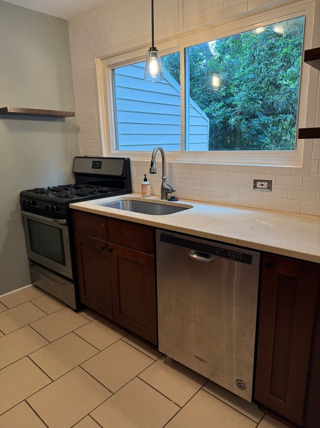 Building Photo - Centrally Located 2 BED/1.5 BATH TOWNHOME ...