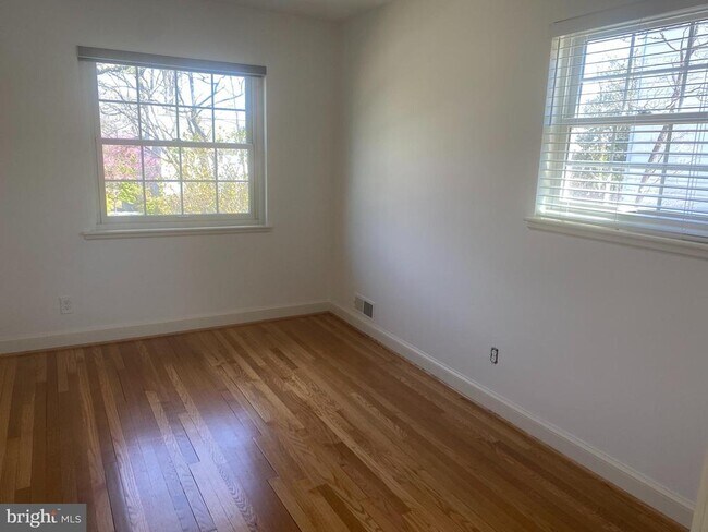 Building Photo - 716 N Overlook Dr