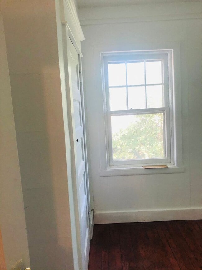 Building Photo - 4 bed 1 bath amazing location