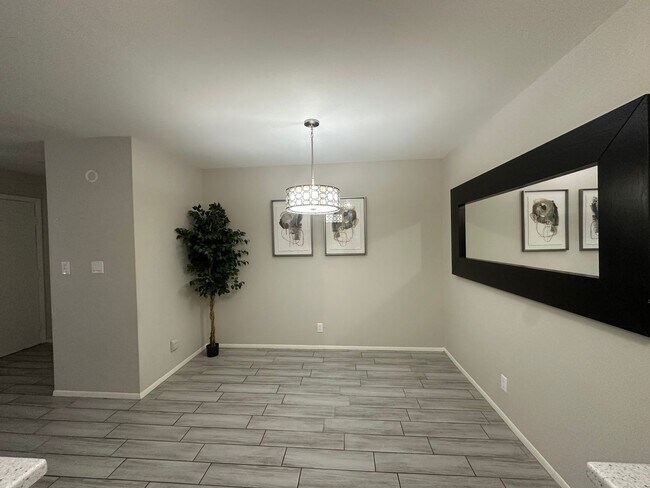 Building Photo - Charming 2 Bed 1 bath Condo