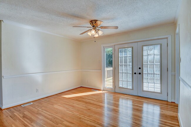 Building Photo - 3 BDRM / 2.5 BATH with FENCED BACKYARD - WINDSOR WOODS!