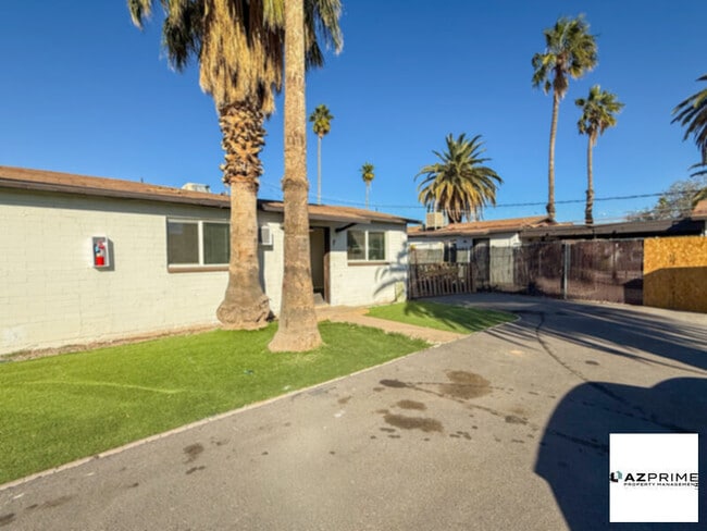 Building Photo - Discover the charm of Tucson Living in this Unique 1/1 Casita!
